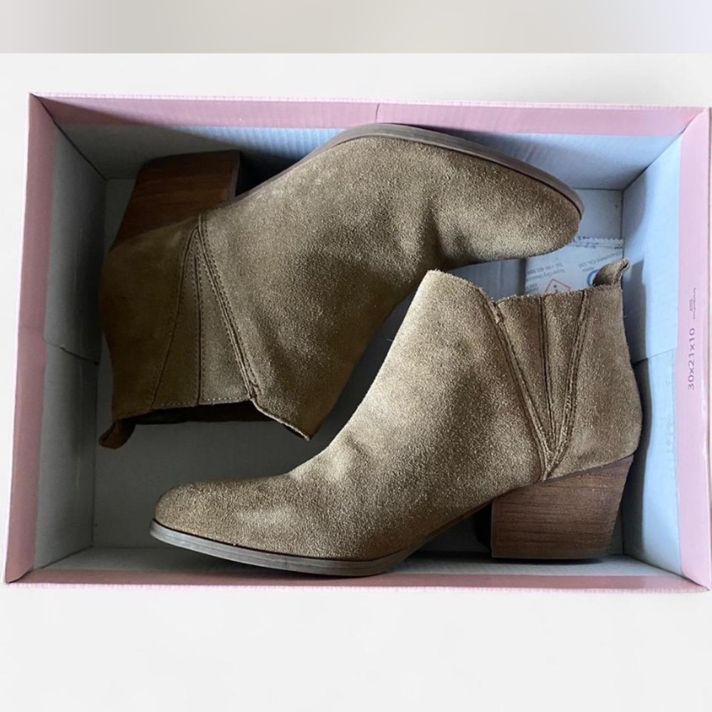 Crown Vintage Tan Ankle Booties